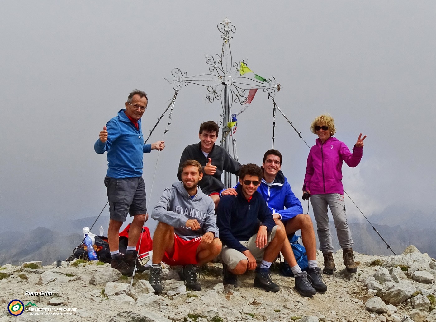 02 Con ragazzi escursionisti di Bergamo.JPG -                                